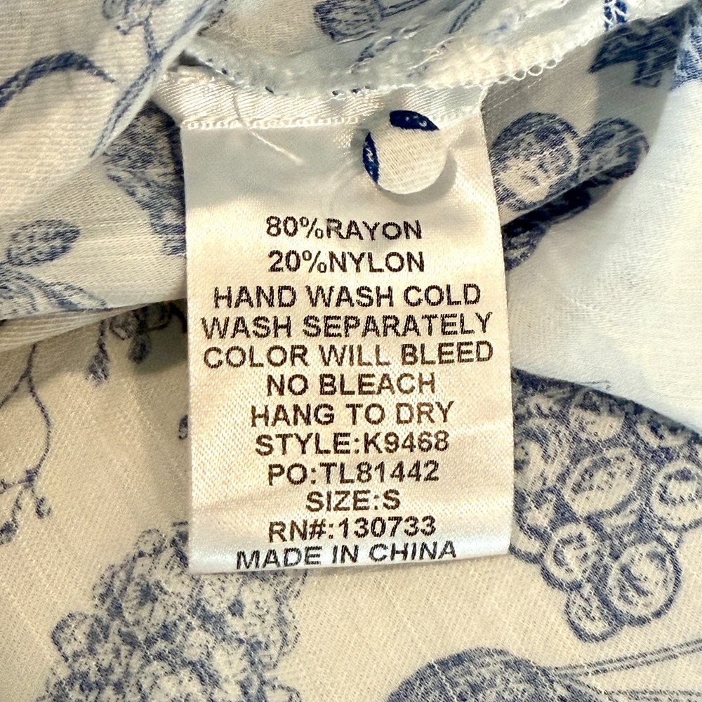 Umgee Floral Print Top Small Blue White Beachy Coastal Resort Wear Chinoiserie - Picture 7 of 7